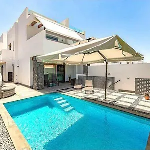 https://luxury-villa-tropical-private-heated-pool.in-canary-islands.com